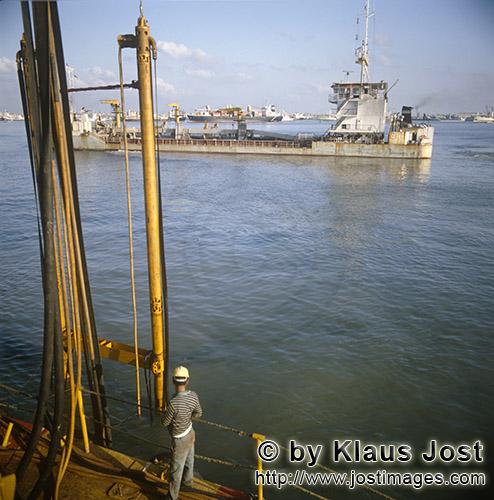 Quaywall construction Ras el Tin Harbor, Alexandria        Trailing suction hopper dredger Galiei 20