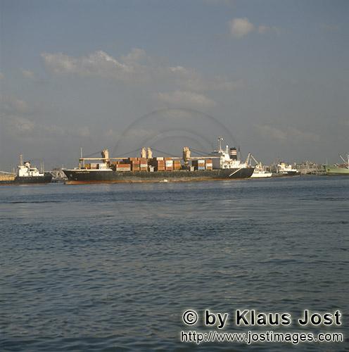 Ras el Tin Harbor, Alexandria    Containerschiff im Hafen Ras el Tin, Alexandria  Container ship in Ra