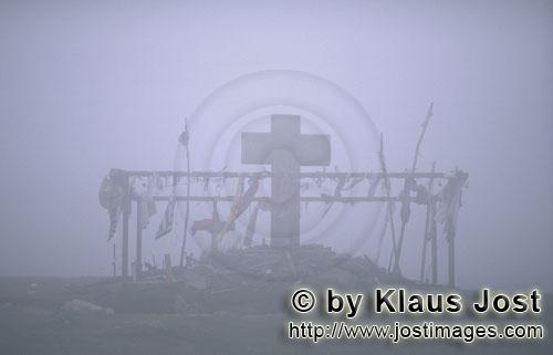 Steinkreuz Thibault in den Pyrenaeen bei dichtem Nebel