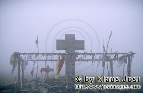 Steinkreuz Thibault in den Pyrenaeen bei dichtem Nebel